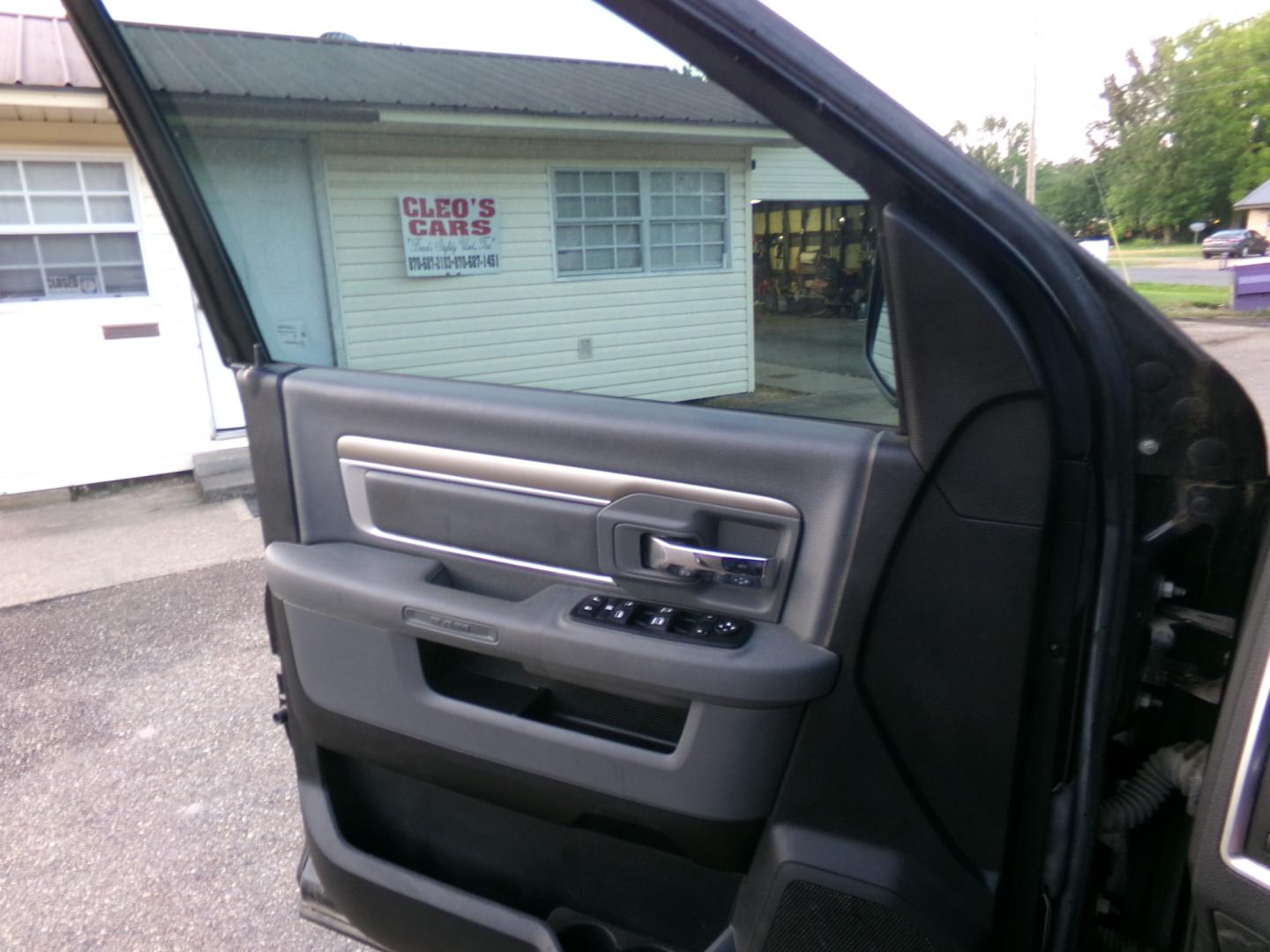 2013 Black /Gray RAM 1500 SLT (1C6RR7LG6DS) with an 3.6L engine, 6-speed automatic transmission, located at 401 First NE, Bearden, AR, 71720, (870) 687-3414, 33.726528, -92.611519 - Photo#6